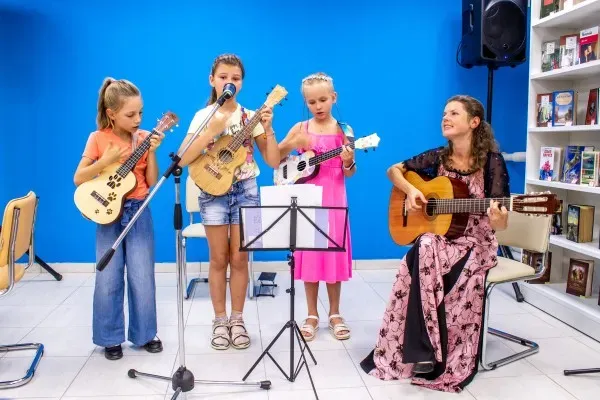 Уроки укулеле и вокала