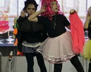 Уроки актерского мастерства, риторики, вокала и хореографии,