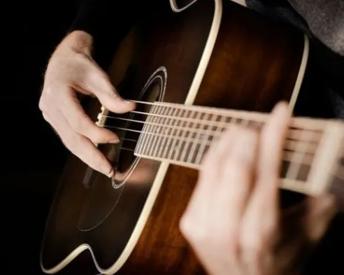 СТУДИЯ ГИТАРЫ «СЕРЕБРЯНЫЕ СТРУНЫ»