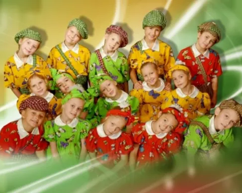 Народный ансамбль танца «Сибирские узоры», средняя группа