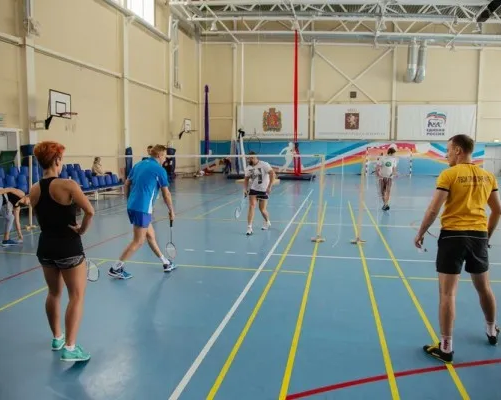 Занятия в группе по бадминтону