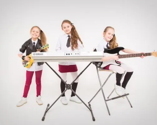 Игра на музыкальных инструментах в Академии Талантов ВОЛШЕБНЫЙ ЗАМОК