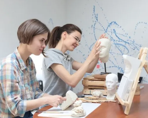 Скульптура, занятия для взрослых и детектив