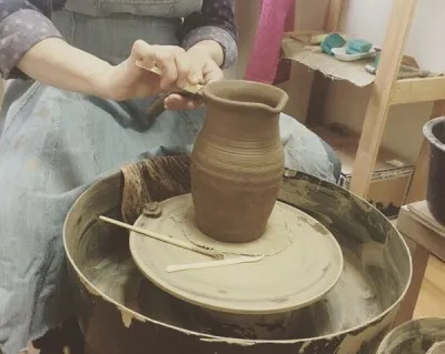 Групповые занятия в гончарной мастерской