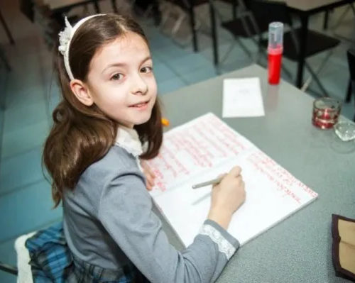 Занятия Каллиграфией в школе UNIQUM KIDS в пространстве "преЛАБ"