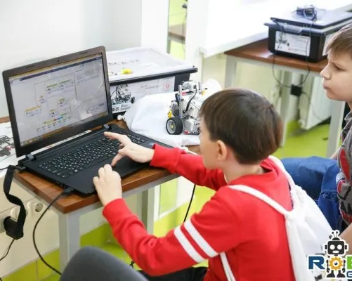 ТЕХНОклуб. Программирование и робототехника 4+ (пр. Комарова)
