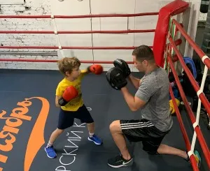 Групповая детская тренировка по боксу