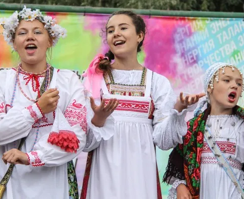 Образцовый фольклорный ансамбль «Скоморошина» (на ул. Фугенфирова)