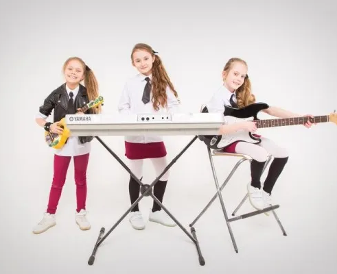 Игра на музыкальных инструментах в Академии Талантов ВОЛШЕБНЫЙ ЗАМОК