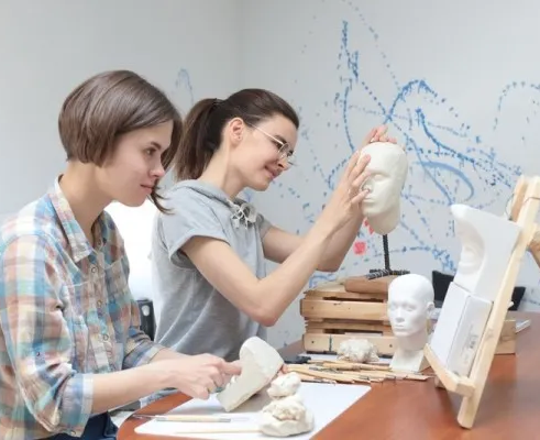 Скульптура, занятия для взрослых и детектив