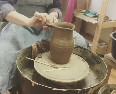 Групповые занятия в гончарной мастерской