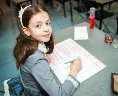 Занятия Каллиграфией в школе UNIQUM KIDS в пространстве "преЛАБ"