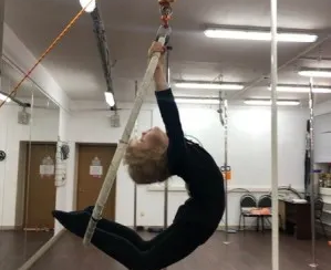 Занятия в студии воздушной гимнастики