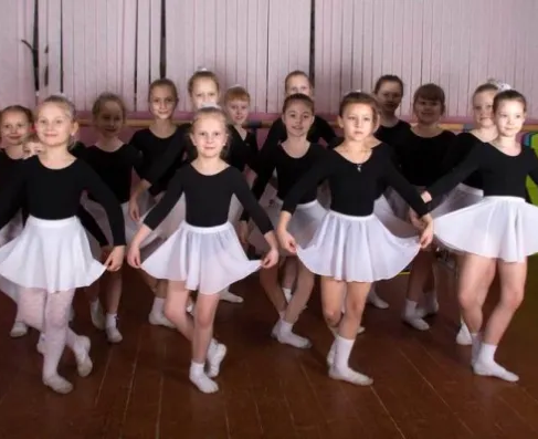 ХОРЕОГРАФИЧЕСКИЙ АНСАМБЛЬ "ОРЕШКИ"