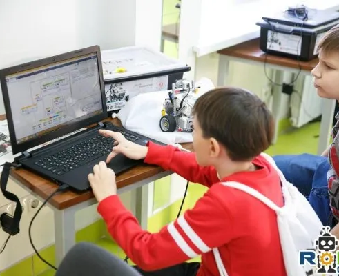 ТЕХНОклуб. Программирование и робототехника 4+ (пр. Комарова)