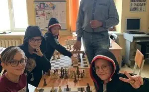 Обучение шахматам, как новичков, так и умеющих играть шахматистов.
