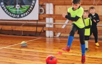 Групповая тренировка в школе по футболу для детей